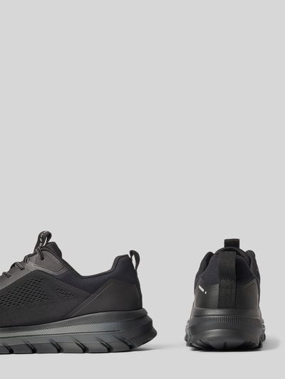 Produktfoto, Sneaker mit Logo-Detail Modell 'Advance' von bugatti, czarny kolor, zaokrąglony kształt, teksturowana podeszwa, wysokość obcasa w rozmiarze 44: 5 cm, wysokość cholewki w rozmiarze 44: 7 cm, szerokość w rozmiarze 44: 10 cm