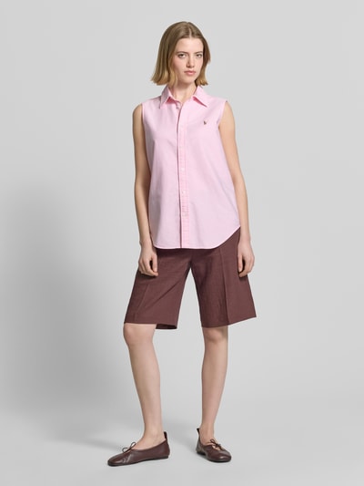 Vrouwenmodel draagt 'Relaxed Fit Hemdbluse aus reiner Baumwolle' van Polo Ralph Lauren in effen roze Oxford-katoen met logo-stiksel, hemdkraag, v-hals en knoopsluiting, mouwloos, relaxed fit. Volledige lichaamsaanzicht van voren.