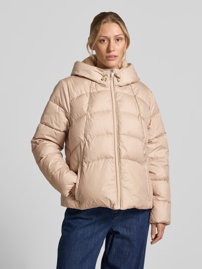 Frauenmodel trägt Regular Fit Jacke mit Kapuze Modell 'Pepulina' von BOSS, unifarbenes Design, Logo-Patch, Ganzkörperansicht von vorne.