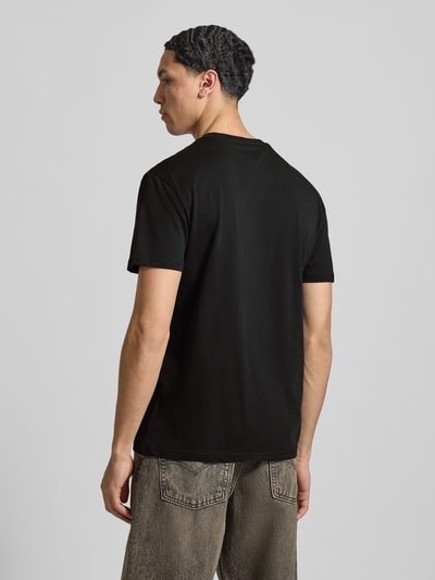 Männermodel trägt Regular Fit T-Shirt aus reiner Baumwolle von Tommy Jeans in Optik: Unifarben, Ganzkörperansicht Rückansicht.