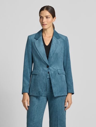 Frauenmodel trägt Slim Fit Blazer aus Cord mit Pattentaschen von COMMA in Blau, Reverskragen, Knopfverschluss, Ganzkörperansicht von vorne.