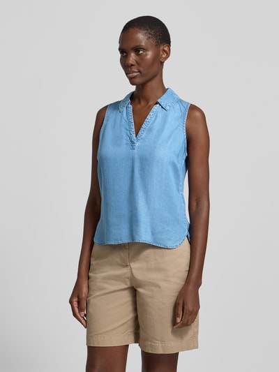 Frauenmodel trägt Regular Fit Blusentop aus Lyocell Modell 'HARPER' von Vero Moda in Denim-Optik, V-Ausschnitt, Popeline, Ganzkörperansicht von vorne.