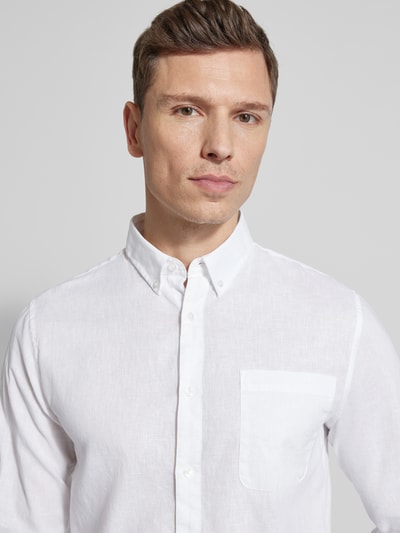 Męski model nosi Regular Fit Freizeithemd mit Leinen-Anteil od Matinique, biały len-bawełna, kołnierz button-down, kieszeń na piersi, widok z przodu, zbliżenie na górną część ciała, długość tyłu w rozmiarze M: 64 cm, szerokość ramion w rozmiarze M: 43 cm, długość rękawa w rozmiarze M: 68 cm.