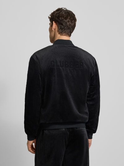 Männermodel trägt schwarze Sweatjacke mit gerippten Abschlüssen von Antony Morato, Relaxed-Fit, Stehkragen, Rückenlänge 65 cm, Ganzkörperansicht Rückansicht.