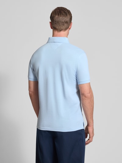 Männermodel trägt Regular Fit Poloshirt aus Baumwoll-Mix von Tommy Hilfiger, Optik: Unifarben, Logo-Stitching, Piqué, Ganzkörperansicht Rückansicht.