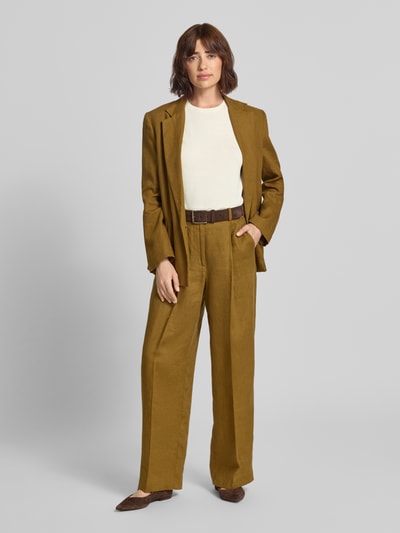 Frauenmodel trägt Regular Fit Strickshirt aus Seiden-Baumwoll-Mix Modell 'WKDAGRO' von Weekend Max Mara, unifarben, Feinstrick, Ganzkörperansicht von vorne