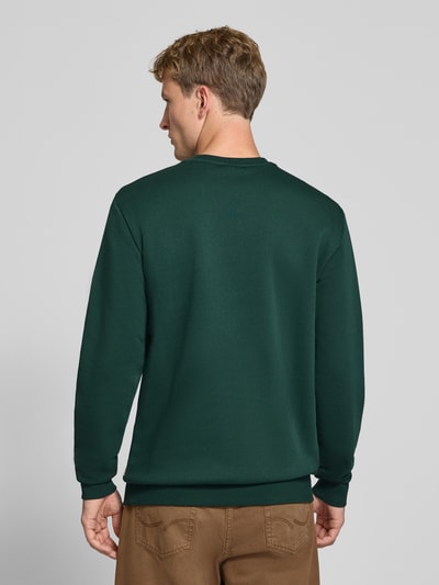 Männermodel trägt Regular Fit Sweatshirt aus Baumwoll-Mix Modell 'CERES' von ONLY in Dunkelgrün, glatte Struktur, Ganzkörperansicht Rückansicht. Herren Sweatshirt von ONLY & SONS
