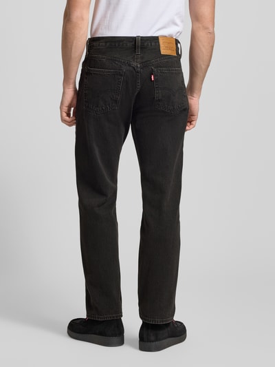 Männermodel trägt Jeans mit 5-Pocket-Design von Levi's®, schwarz, Reine Baumwolle, Relaxed-Fit, Ganzkörperansicht Rückansicht.