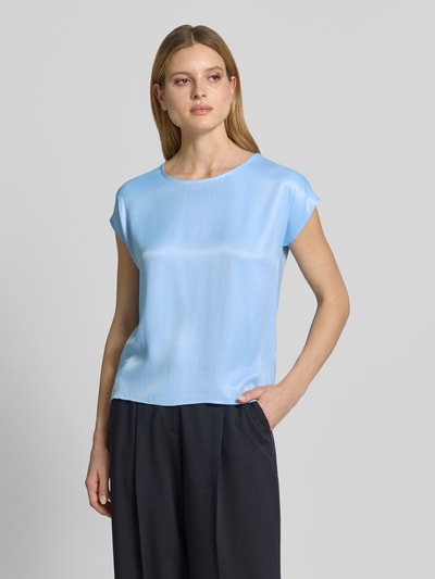 Frauenmodel trägt T-Shirt aus Viskose-Mix mit Kappärmeln von More & More in Hellblau, Gerader-Schnitt, Rundhalsausschnitt, Damen T-Shirt, Vorderansicht, Nahaufnahme Oberkörper. Rückenlänge bei Größe 36: 63 cm, Stretch-Anteil, verlängerter Rücken.
