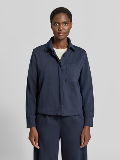 Frauenmodel trägt Regular Fit Sweatjacke aus Viskose-Mix Modell 'BETTE' von Brax in Dunkelblau mit feiner Struktur, Damen Sweatjacke, Ganzkörperansicht von vorne.