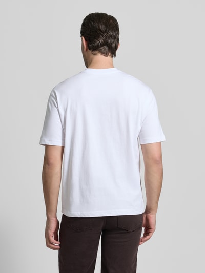 Männermodel trägt weißes Regular Fit T-Shirt aus reiner Baumwolle von MCNEAL, Rundhalsausschnitt, Kurzarm, Rückenansicht, Ganzkörperansicht Rückansicht.