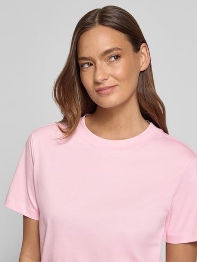 Vrouwenmodel draagt T-shirt met ronde hals van Jake*s Casual van puur katoen, regular fit, ruglengte maat S 56 cm, close-up bovenlichaam