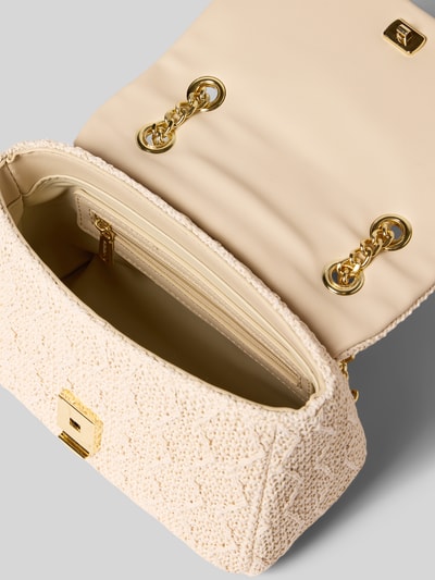 Produktfoto, cremefarbene Shoulder Bag mit Logo-Detail Modell 'Carina' von VALENTINO BAGS, goldene Kettendetails, strukturierte Oberfläche, Innenfach mit Reißverschluss, Hauptfach mit Überschlag, 21x14x10 cm, Schulterriemen 117 cm, Nahaufnahme des Innenraums.
