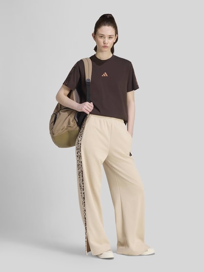 adidas Sportswear Loose Fit Sweathose aus Baumwoll-Mix Sand 1