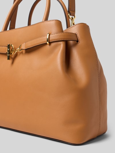 Produktfoto, Satchel Bag mit Tragehenkel von Lauren Ralph Lauren aus Rindsleder in Camel, goldfarbene Details, Hauptfach mit Reißverschluss, abnehmbarer Schulterriemen, Maße 30x25x14 cm, Riemenlänge 88 cm.