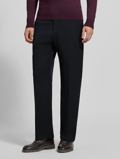 Mannenmodel draagt stoffen broek met persplooien en steekzakken, Model 'Roi' van Les Deux, Materiaalmix met viscose, straight fit, knoop- en ritssluiting, strookzak aan de achterkant, bandwijdte maat 32 46 cm, binnenbeenlengte 77 cm, voorkant bovenlichaam tot voeten, ganzkörperansicht van voren.