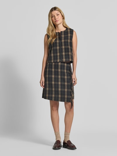 Frauenmodel trägt Weste mit Woll-Anteil und Rundhalsausschnitt von Christian Berg Woman im karierten Design, Regular Fit, Ganzkörperansicht von vorne. Material-Mix, Reißverschluss, Rückenlänge 46 cm, Schulterbreite 36 cm, Brustweite 48 cm.