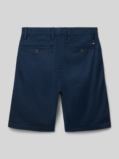 Produktfoto, Regular Fit Chinoshorts aus Baumwoll-Mix von Tommy Hilfiger Teens in Optik: Unifarben, Paspeltaschen, Logo-Stitching, Baumwoll-Mix.