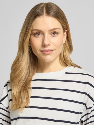 Modelka kobieca nosi Oversized T-Shirt aus reiner Baumwolle od s.Oliver RED LABEL, dwukolorowe, w paski, jersey, krótki rękaw, widok z przodu, zbliżenie na górę ciała.