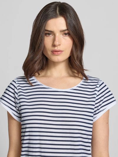 Kobiece model prezentuje T-Shirt mit Streifenmuster und Rundhalsausschnitt od Christian Berg Woman z bawełny ekologicznej, krój regular fit, wzór w paski, okrągły dekolt, długość tyłu w rozmiarze S: 69 cm, widok z przodu, zbliżenie na górną część ciała.