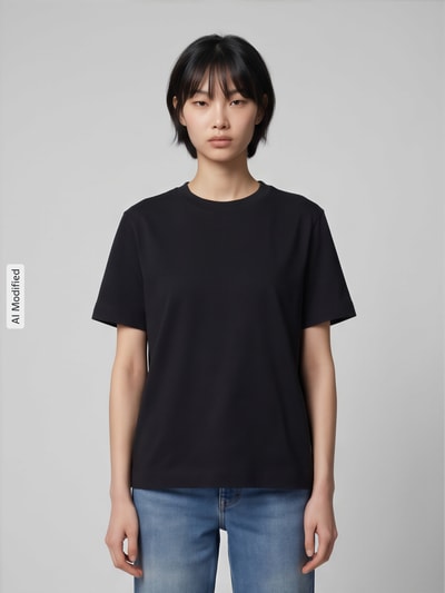 Frauenmodel trägt Boxy Fit T-Shirt aus Baumwoll-Viskose-Mix Modell 'ESSENTIAL' von Selected Femme, schwarze Farbe, Ganzkörperansicht von vorne, Damen T-Shirt von Selected Femme, KI-modifiziertes Bild.