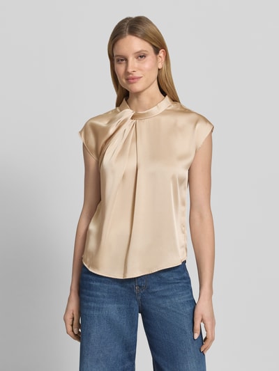 Frauenmodel trägt Blusenshirt aus Satin Modell 'Fleur' von Neo Noir in beige mit Drapierung, Rundhalsausschnitt, Regular-Fit, Ganzkörperansicht von vorne. Rückenlänge bei Größe 36: 58 cm.