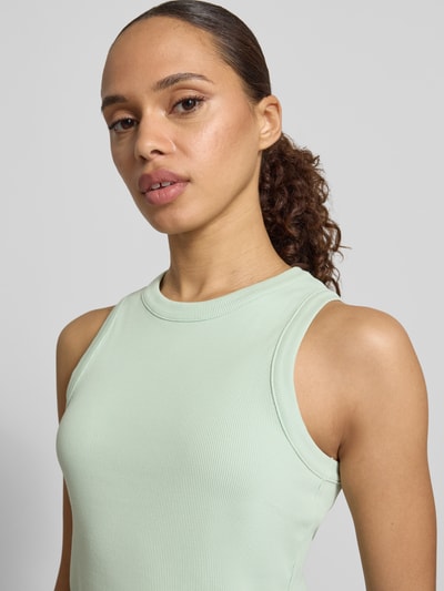 Frauenmodel trägt Slim Fit Top in Rippstrickoptik von Tom Tailor Denim, Optik: Unifarben, Rundhals, Ohne, Baumwoll-Mix, Nahaufnahme Oberkörper.