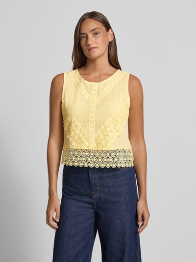 Frauenmodel trägt Regular Fit Top mit Lochstitching von Apricot in Gelb aus Reine Baumwolle, Zierschleife, Ärmelloses-Design, Rundhalsausschnitt, Rückenlänge bei Größe S 46 cm, Ganzkörperansicht von vorne.