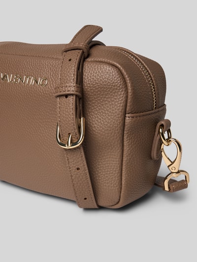 VALENTINO BAGS Torba na długim pasku z aplikacją z logo model ‘Brixton’ Szarobrązowy 2
