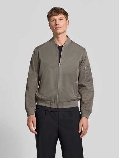 Männermodel trägt Regular Fit College-Jacke mit Baumwoll-Anteil von Marc O'Polo, unifarben, elastische Abschlüsse, Frontreißverschluss, Ganzkörperansicht von vorne.