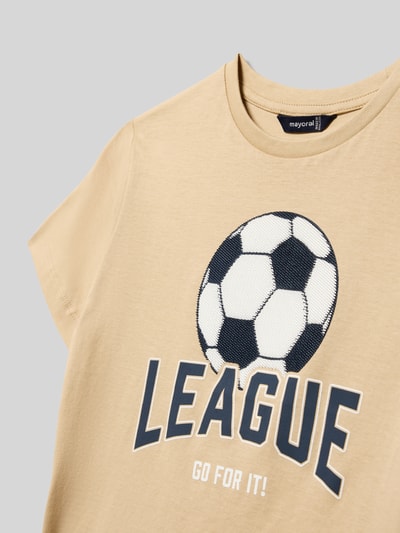 Produktfoto, Regular Fit T-Shirt mit Motiv-Print von Mayoral in Beige, Motiv-Print Fußball, reine Baumwolle, Rundhalsausschnitt, Größe 116, Rückenlänge 45 cm