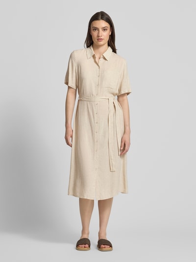 Frauenmodel trägt Figur umspielendes Freizeitkleid aus Viskose-Leinen-Mix Modell 'PIA' von Pieces, beige, Knopfleiste, Midi, Ganzkörperansicht von vorne
