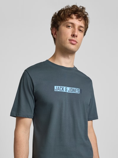 Männermodel trägt Regular Fit T-Shirt mit Logo-Print Modell 'Munk' von JACK & JONES, reine Baumwolle, Nahaufnahme Oberkörper.