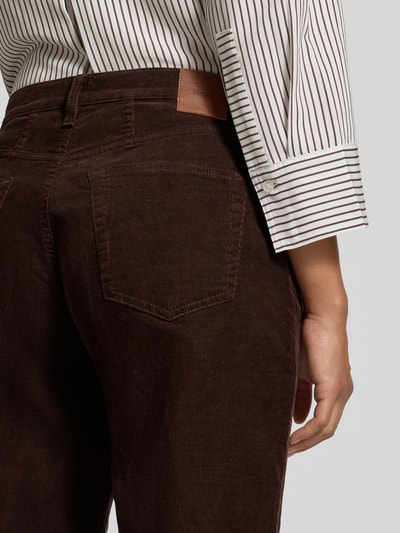 Männermodel trägt spodnie sztruksowe Tapered Fit Cordhose aus mieszanka bawełny model 'MILEY' von Brax, widok z tyłu, damskie spodnie sztruksowe