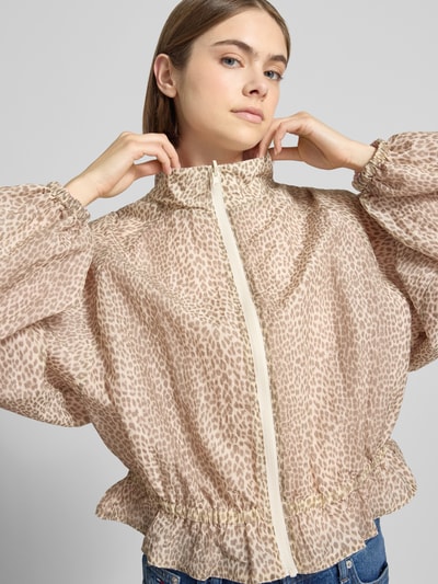Kobiece model nosi bomberkę ze stójką, model 'Maren' od OH APRIL, krój regular fit, wzór na całej powierzchni, zamek błyskawiczny, długość tyłu w rozmiarze S: 54 cm, szerokość ramion w rozmiarze S: 50 cm, szerokość klatki piersiowej w rozmiarze S: 55 cm, długość rękawów w rozmiarze S: 74 cm, jasne beżowe kolory, wyraźna tekstura, widoczne kształty, zbliżenie na górną część ciała, zdjęcie z przodu