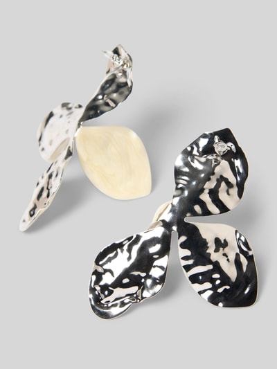 Produktfoto, Ohrringe in floraler Optik von comma, glänzendes und gehämmertes Design, schwarz-weiße Muster, Ohrstecker mit Stopper