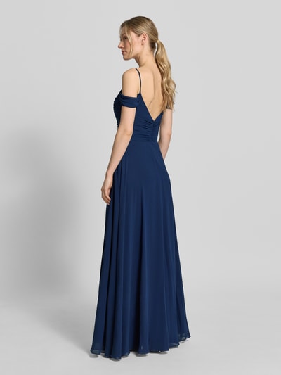 Frauenmodel trägt Maxikleid im Off-Shoulder-Look mit Gehschlitz von Mascara in A-Linie mit Drapierungen, Rückenlänge bei Größe 36: 128 cm, Brustweite bei Größe 36: 33 cm, Ganzkörperansicht Rückansicht.
