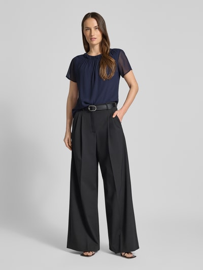 Kobiece model prezentuje Regular Fit Blusenshirt mit semitransparenten Ärmeln od s.Oliver BLACK LABEL, efekt: jednolity kolor, okrągły dekolt, zapięcie na 1 guzik, krótki rękaw, półprzezroczysty materiał, wykończenie materiału: szyfon; widok całej sylwetki z przodu.
