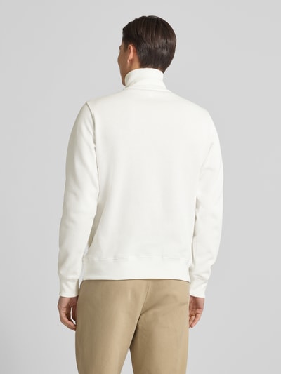 Männermodel trägt Regular Fit Troyer aus reiner Baumwolle von Lacoste in Optik: Unifarben, Strick, Ganzkörperansicht Rückansicht.