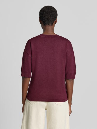 Frauenmodel trägt Relaxed Fit T-Shirt aus Viskose-Mix von b.young, bordowy, prążkowane wykończenia, okrągły dekolt, rękaw o dł. 1/2, Długość tyłu 56 cm, Długość rękawów 24 cm, Ganzkörperansicht Rückansicht.