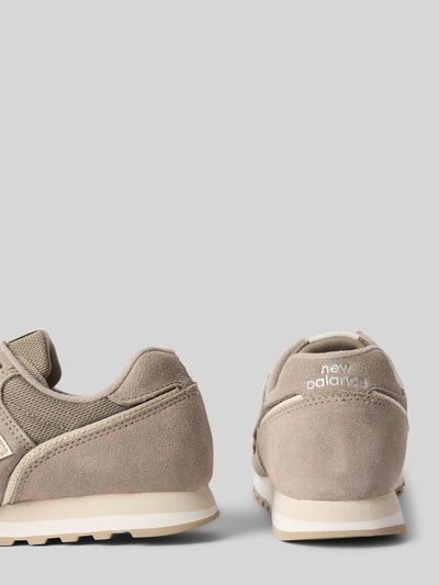Produktfoto, sneakersy z naszywką z logo model '373' od New Balance, zaokrąglony kształt, wyprofilowana podeszwa, beżowa faktura