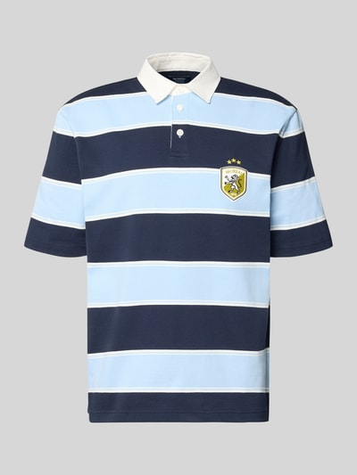 Produktfoto, Regular Fit Poloshirt mit Label-Stitching von MCNEAL aus bawełna w kroju regular fit, listwa guzikowa, długość tyłu 66 cm w rozmiarze M, szerokie niebieskie i granatowe pasy, wyhaftowane logo na piersi