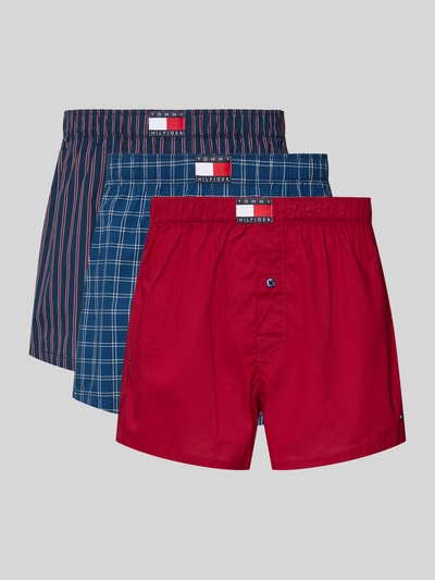 Produktfoto, Regular Fit Boxershorts aus reiner Baumwolle im 3er-Pack von Tommy Hilfiger, Optik: Allover-Muster, Label-Print, Bundabschluss: elastisch, Multipack: 3er-Pack, Materialverarbeitung: feine Webstruktur, rote, karierte und gestreifte Farbkombination