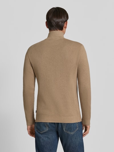 Männermodel trägt Slim Fit Pullover aus reiner Baumwolle Modell 'MILANO' von JACK & JONES, Strick-Optik, Rückansicht, Ganzkörperansicht.