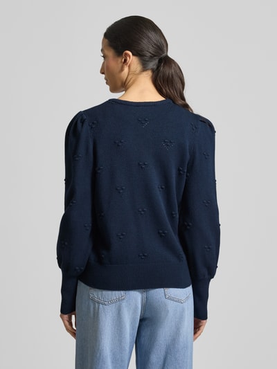 Vrouwenmodel draagt donkerblauw gebreid jack van viscosemix met stretch, getailleerde pasvorm, ribboorden, model 'MANINA' van B.Young, ruglengte maat S 53 cm, mouwlengte 64 cm, rugaanzicht, detailopname.