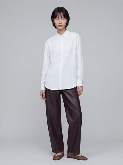 Männermodel trägt dunkelbraune Regular Fit Leder- / Kunstlederhose mit Label-Detail Modell 'PHIBI' von Raffaello Rossi, biała koszula, ciemne buty, proste tło, Damen Leder- / Kunstlederhose von Raffaello Rossi, Ganzkörperansicht von vorne
