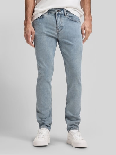 Männermodel trägt Slim Fit Jeans aus katoenmix Modell 'DELAWARE BO' van BOSS met denimlook, logo-applicatie, 5-pocketmodel, mid rise, knoop- en ritssluiting, lichtblauwe kleur, gladde textuur, Ganzkörperansicht von vorne.