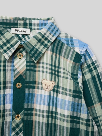 Produktfoto, kariertes Freizeithemd mit Label-Stitching von Steiff aus reiner Baumwolle, Regular Fit, Knopfleiste, Kentkragen, grün-blau-braune Farbtöne