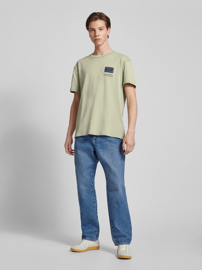 Tommy Jeans Regular Fit T-Shirt mit Label-Print Khaki 1