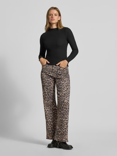 Vrouwenmodel draagt zwart shirt met lange mouwen met viscose model 'EMMA' van ONLY, dames, structuur, slanke pasvorm, volledige lichaamsvoorzijde